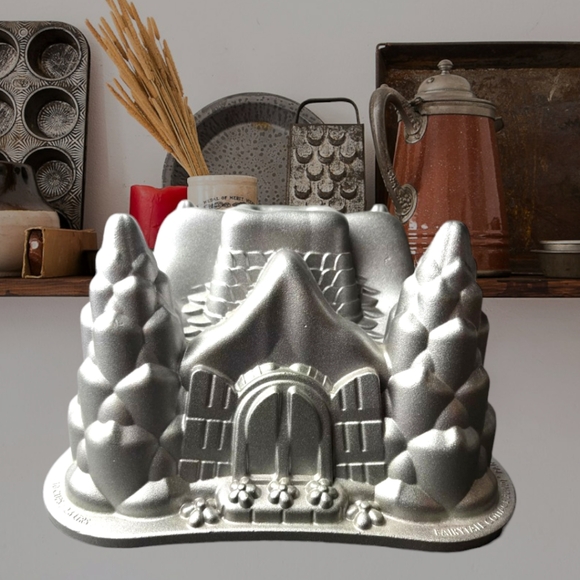 Nordic Ware Fairy Tale Castle Cottage Bundt Cake Pan 10 Cup 2.6 liters - Picture 4 of 8